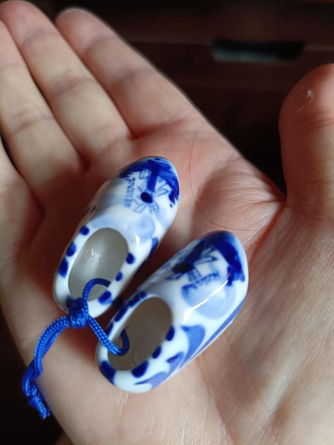 从抽屉里翻出来一个小玩意，应该是一双小鞋吧，看到这个我马上想到了“三寸金莲”
