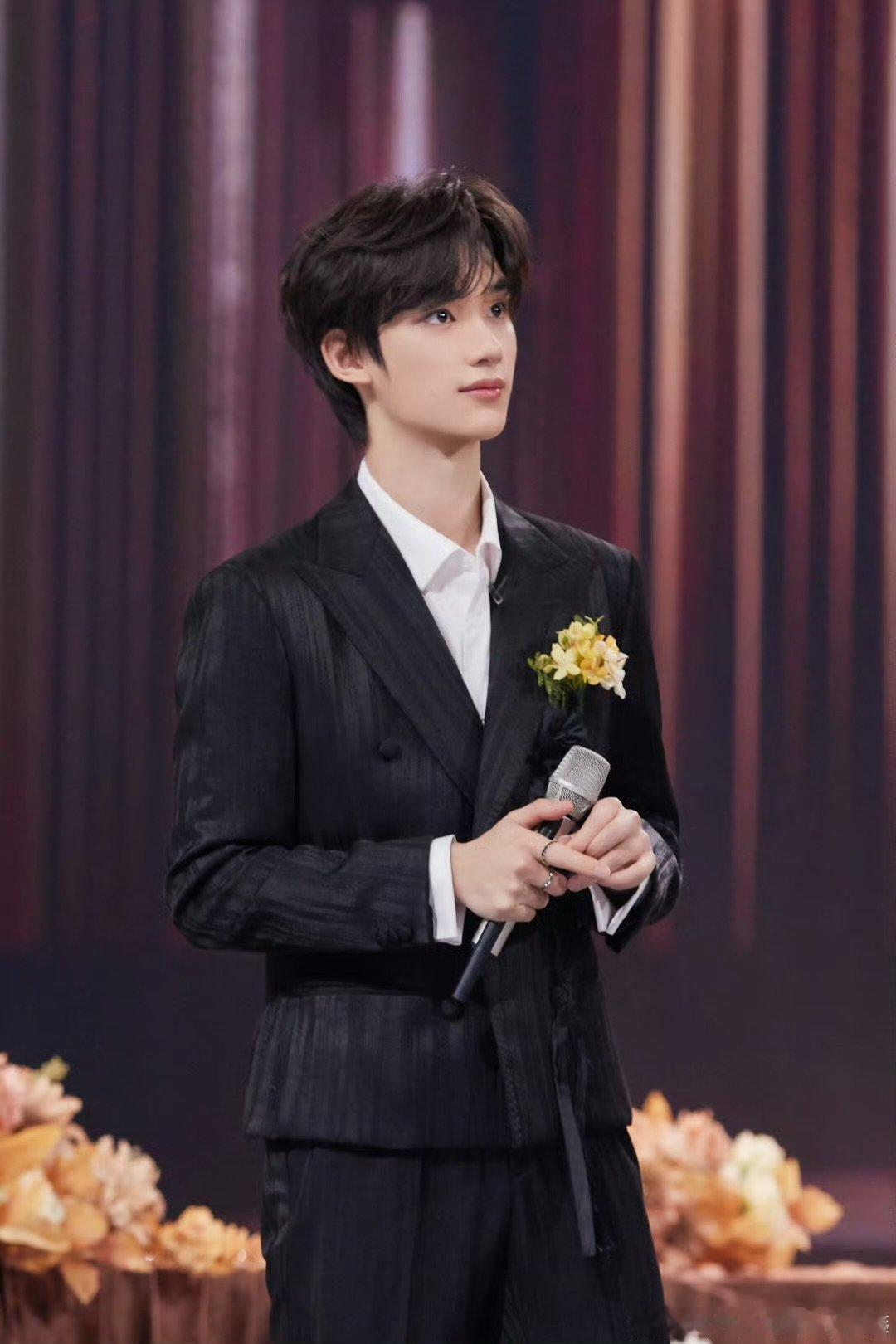丁程鑫今晚是婚礼表演嘉宾丁程鑫说本丁少今晚是婚礼表演嘉宾丁程鑫说本丁少今晚是婚礼