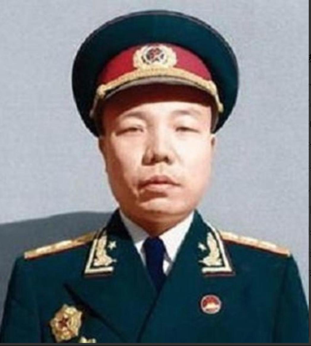 长征途中，一名红军干事筹粮，竟被土司武装抓走。萧华前往谈判。土司放话："留下他，