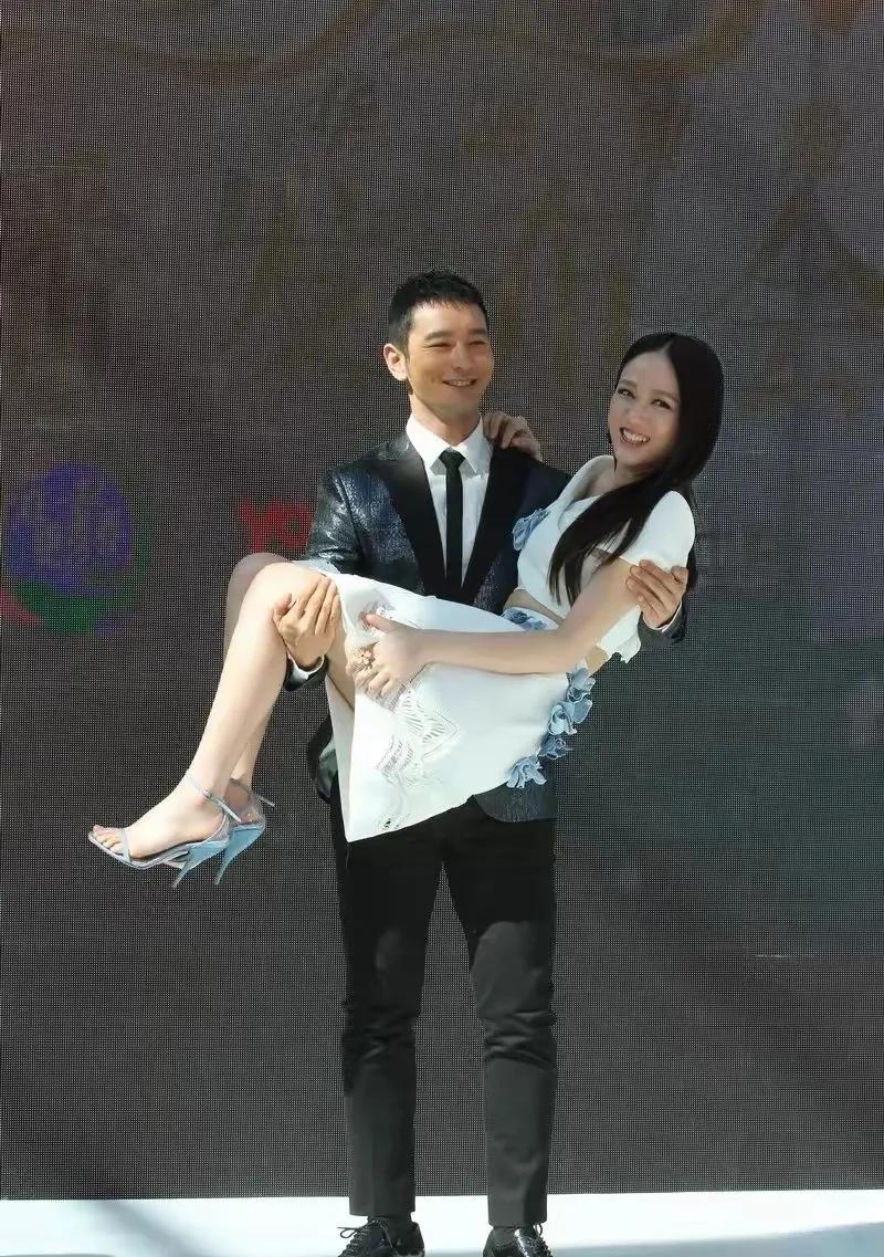 不是自己的老婆，抱起来也不知道心疼！这么短的裙子，根本就不适合公主抱。只要抱起来