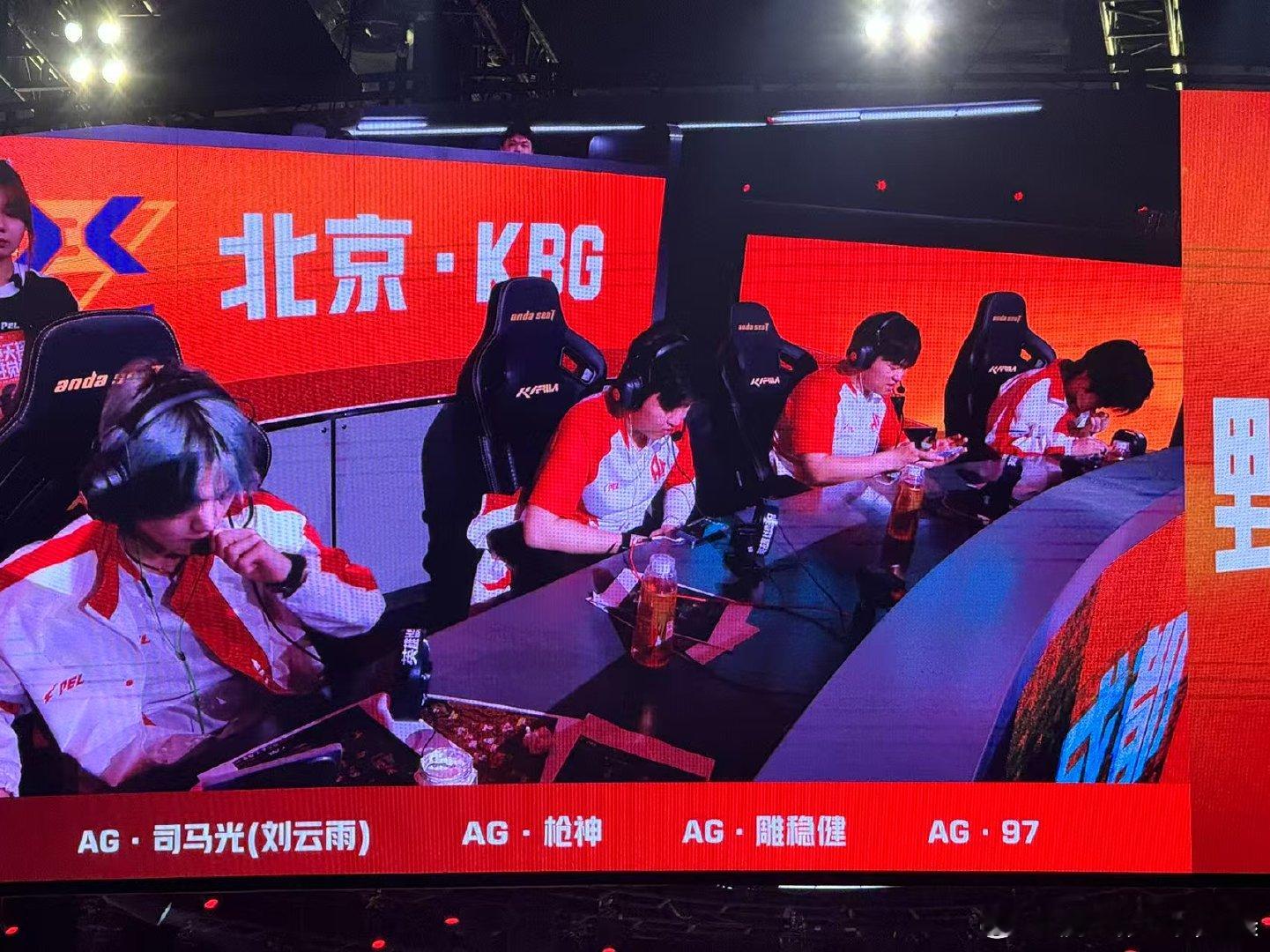 AG第七周周决吃鸡AG全员协力输出单局15分吃鸡，接下来几场期待AG再收高分排名