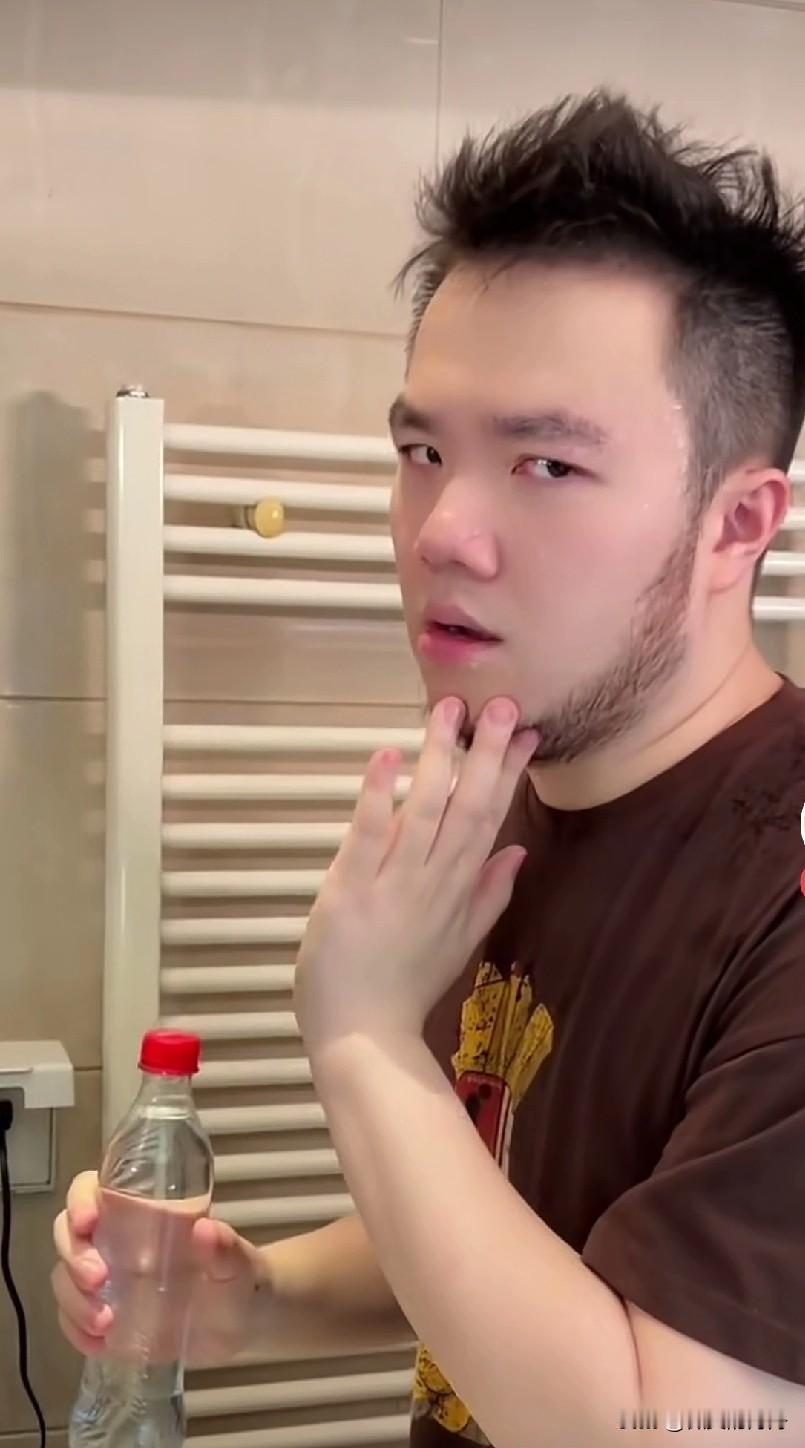 巴图的皮肤真是好得没话说，又白又嫩，肤如凝脂，感觉都能掐出水来。手长得也好，细长