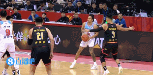 这球李慕豪没控制住情绪啊！
其实是于德豪先推他的！
他顺势给了于德豪一下！
违体