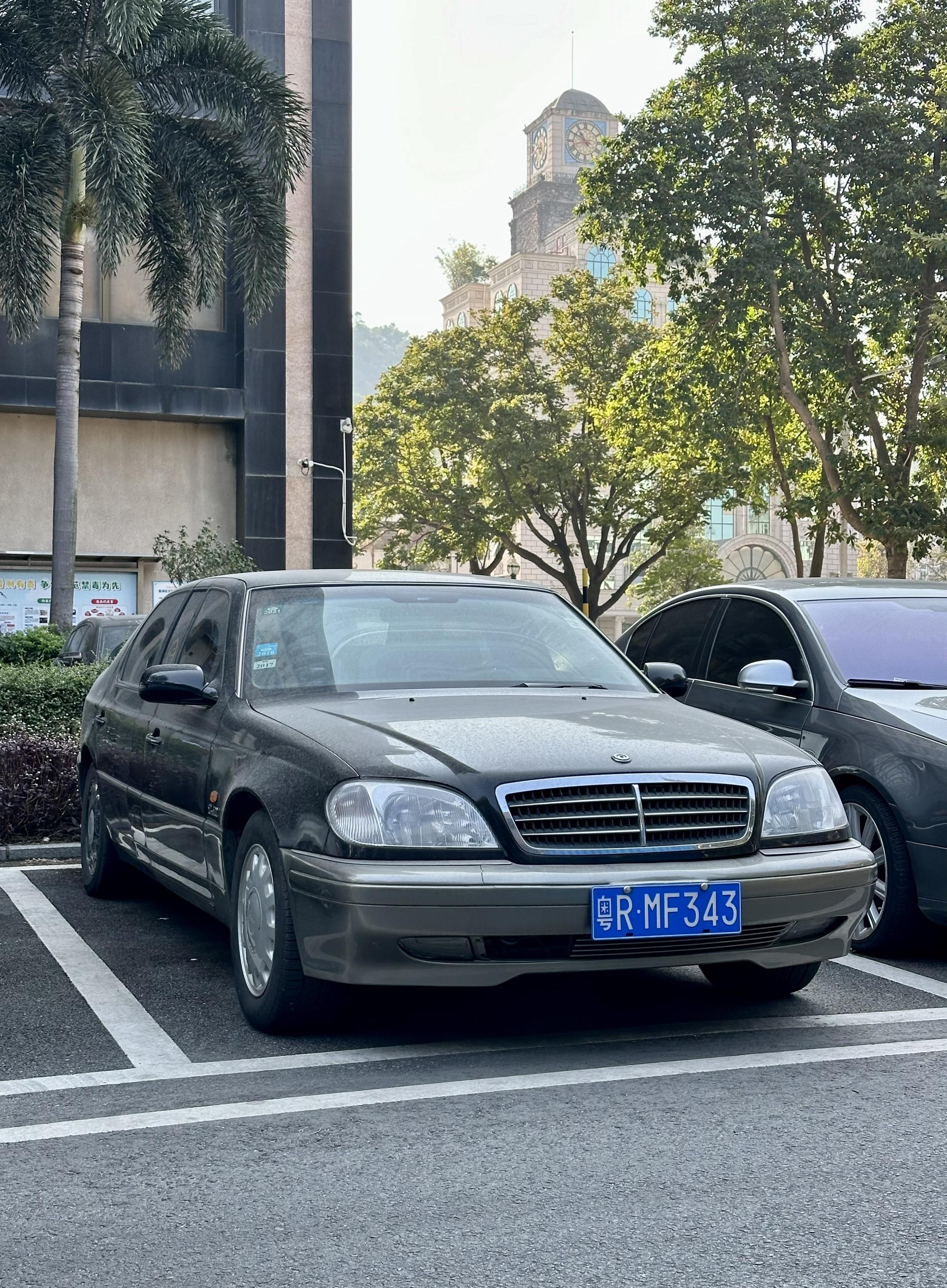 2002年加长版双龙，挂着双龙标的奔驰车。