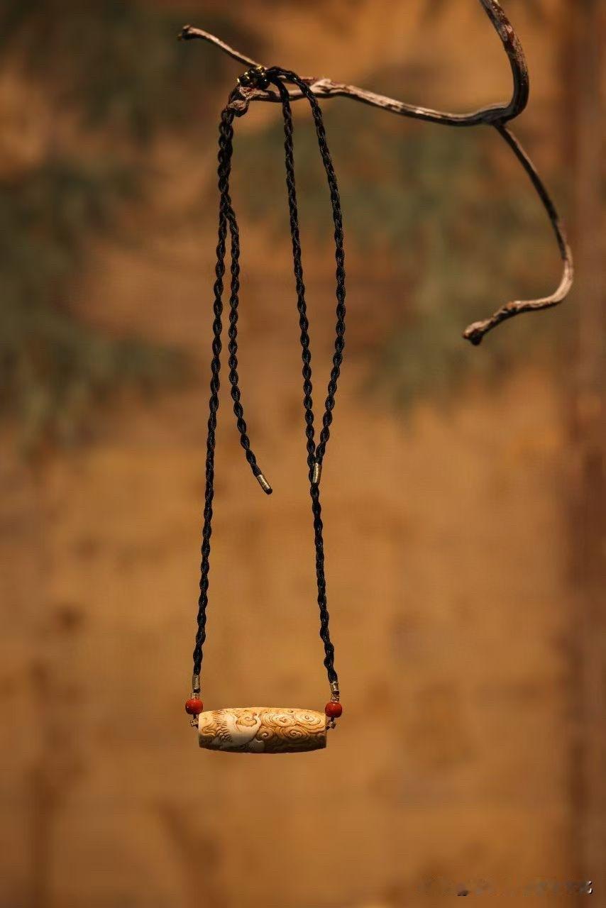 猛犸｜瑞鹤天珠

有些纹样，是看着安静，越看越有气。

一鹤破云而出，云纹层层卷