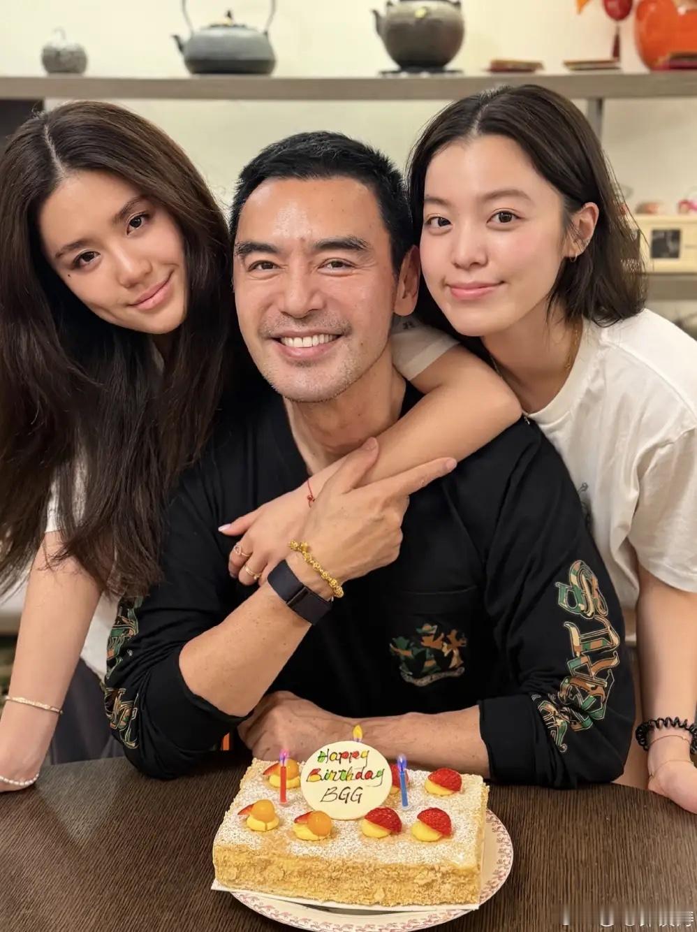 钟镇涛环球旅行庆祝73岁生日，与亲友四处吃喝很满足，曾志伟同行！ 