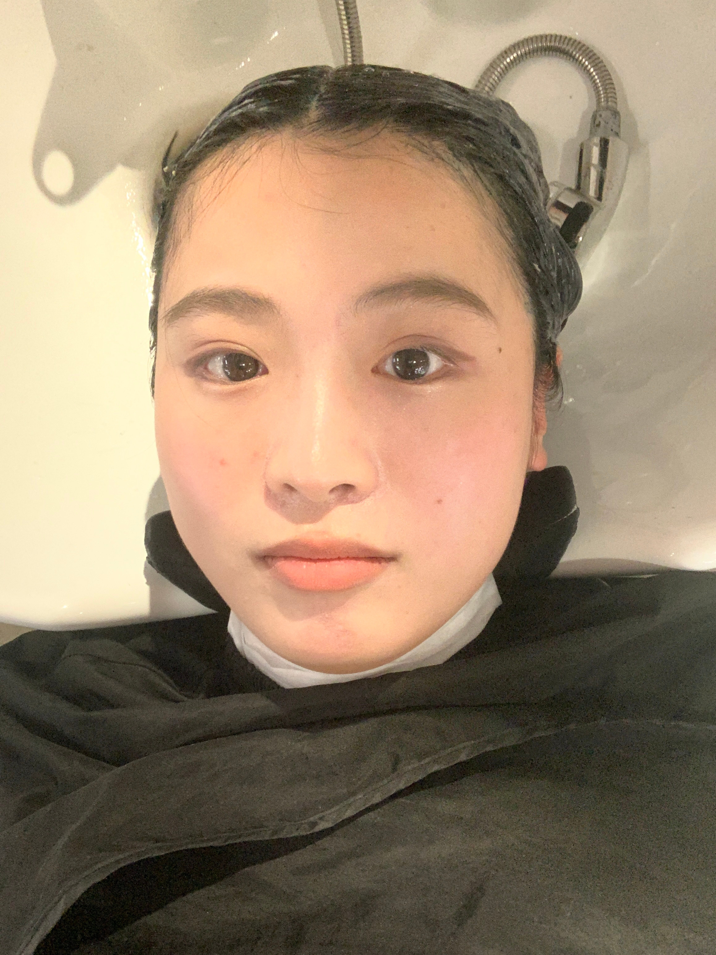 黑发我回来了 但其实是超级超级深的冷棕 [笑而不语] ​​​