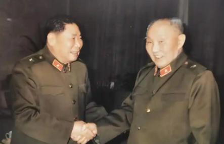 1991年，80岁的杨得志参加老红军聚会。可到了现场，他却迟迟不肯入座。组织者顿