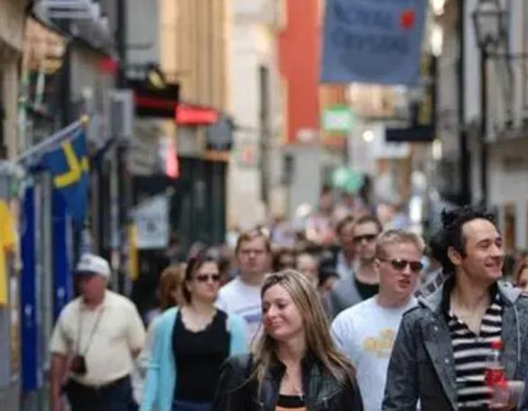 一个国家能蠢到什么地步？看看瑞典就懂了，三十年前，瑞典人均GDP高达3.2万美元