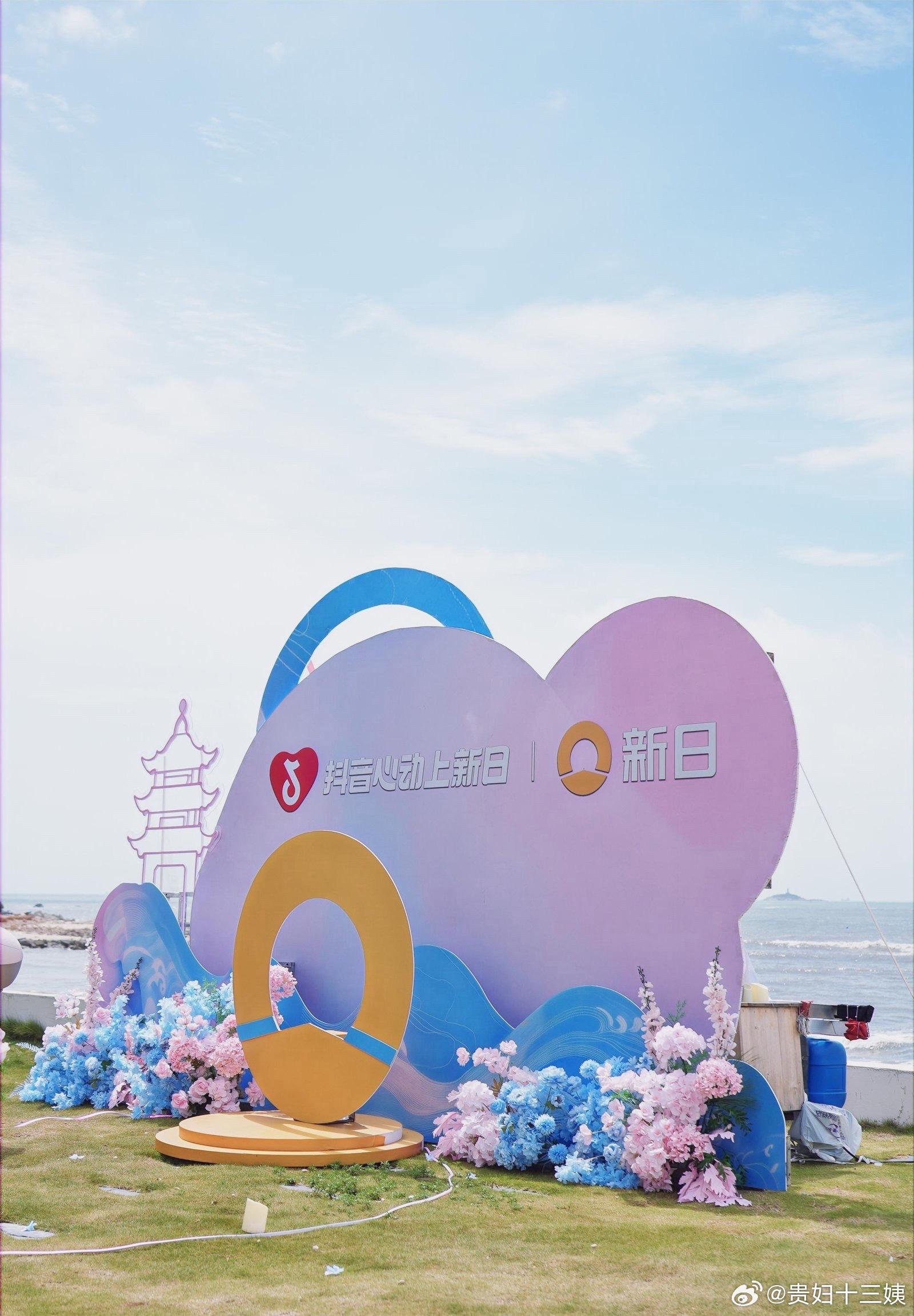 泉州把非遗搬进落日海景里千年非遗南音奏响泉州海岸，古朴唱腔裹挟海风扑面而来。婉转