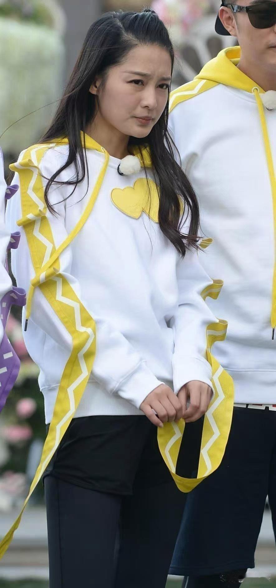 李沁的素颜状态太能打！纯然无修饰的模样清新又灵动，这般天然美，郑恺见了估计都要忍