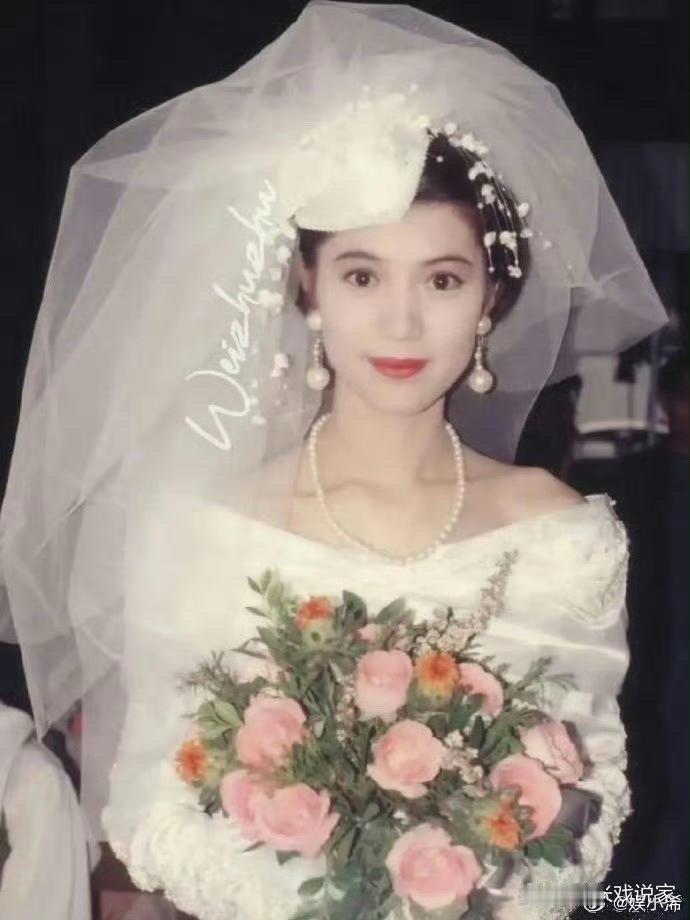 袁咏仪20年前的婚纱照，放到现在看也依旧美得让人心动 