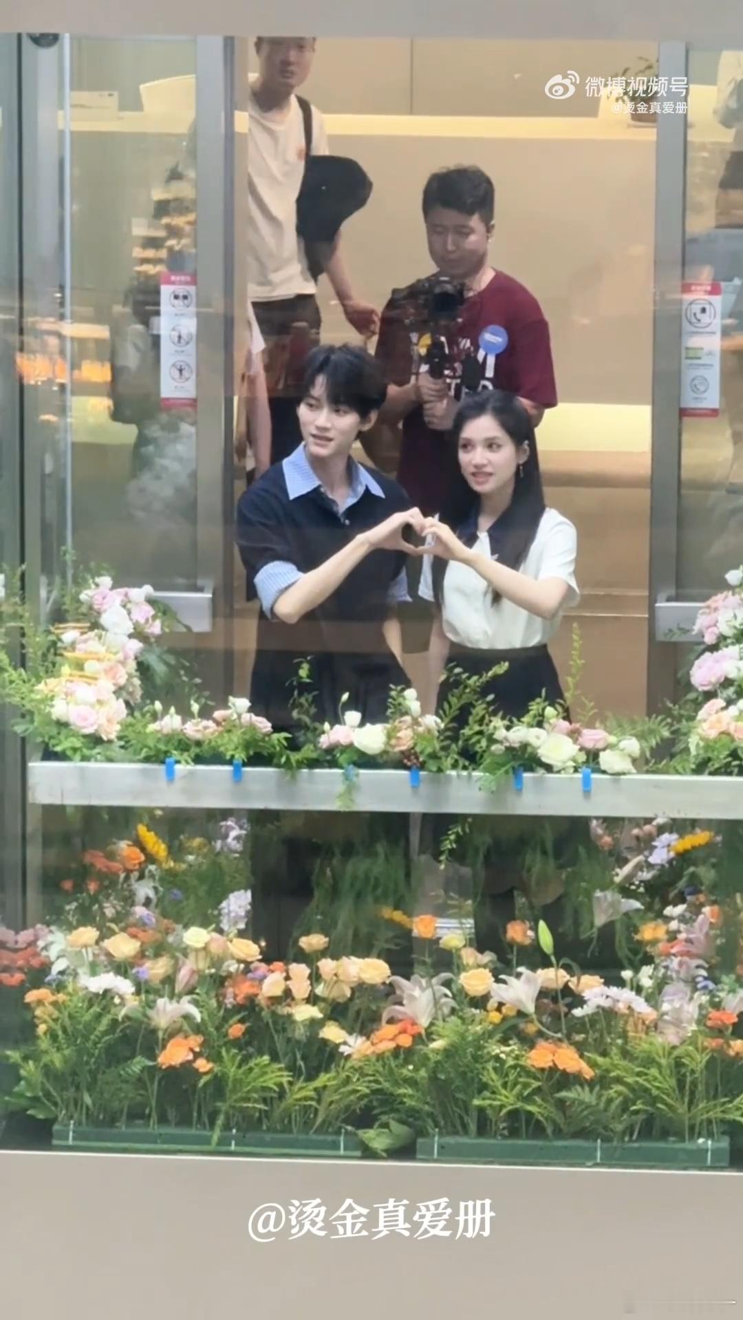 张婧仪周翊然电梯比心好甜！电梯🫰 ​​​