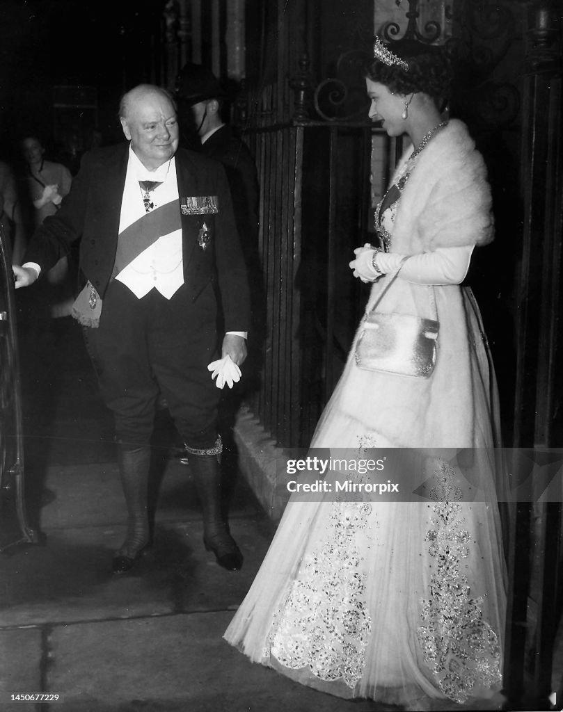 英国王室 🇬🇧1955年4月，温斯顿·丘吉尔爵士在唐宁街10号用餐后，恭送伊