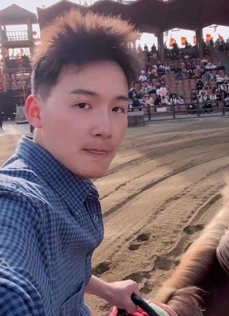 谢浩男终于不在孤独了，出行和妹妹一起游玩，可以吃很多美食，还有家人陪着真好，姥姥