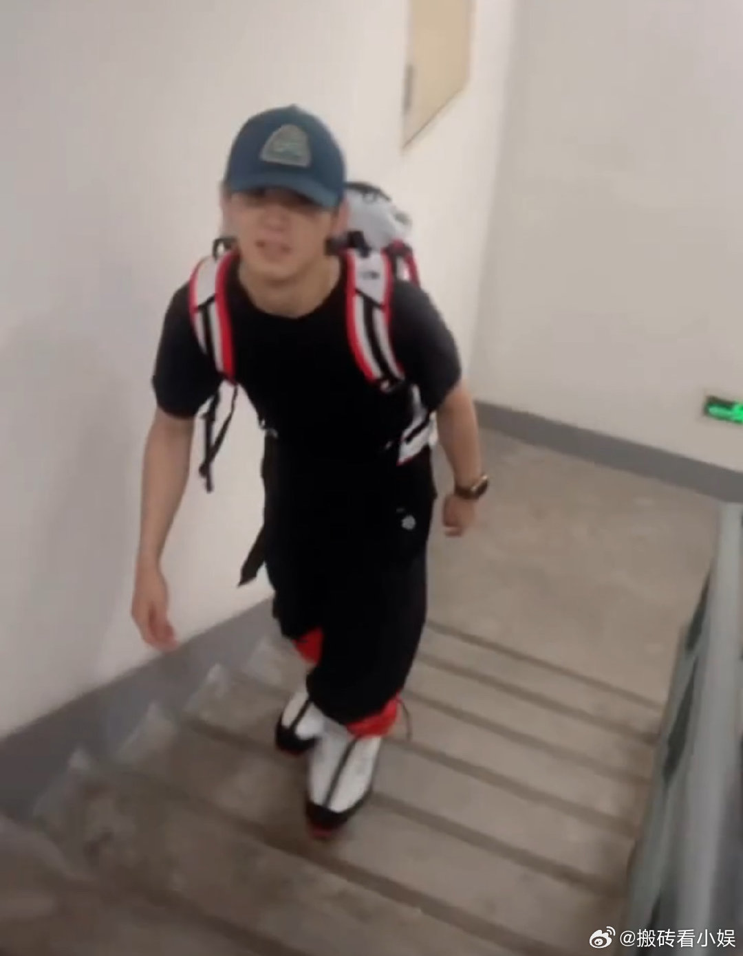 姚琛直播爬300层楼梯 安安静静攀爬的画面，莫名让人觉得很治愈很有动力 