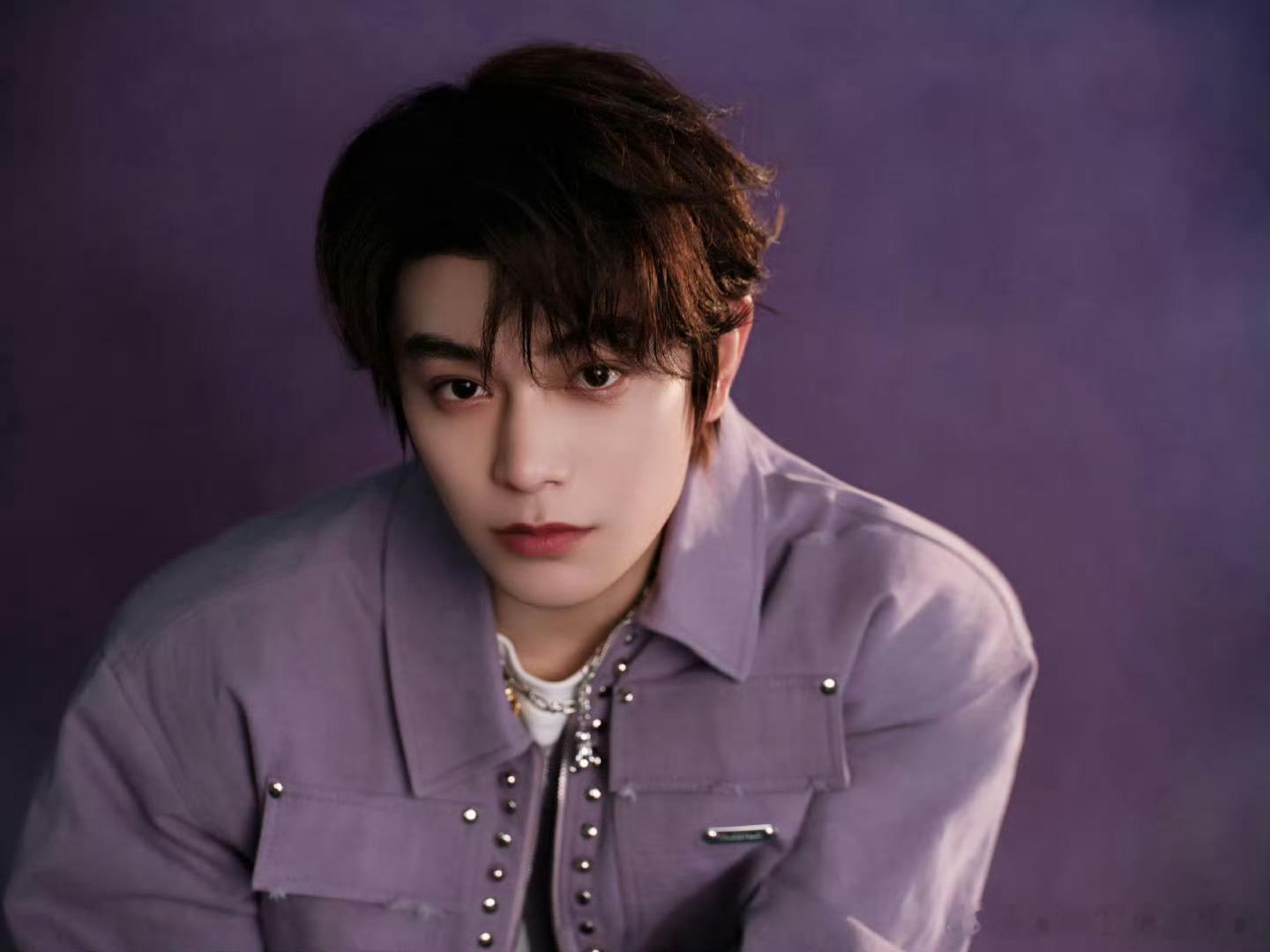 丁禹兮[超话] 谁能拒绝这紫色铆钉牛仔夹克？街头潮感+清爽少年感双在线，紫色系驾