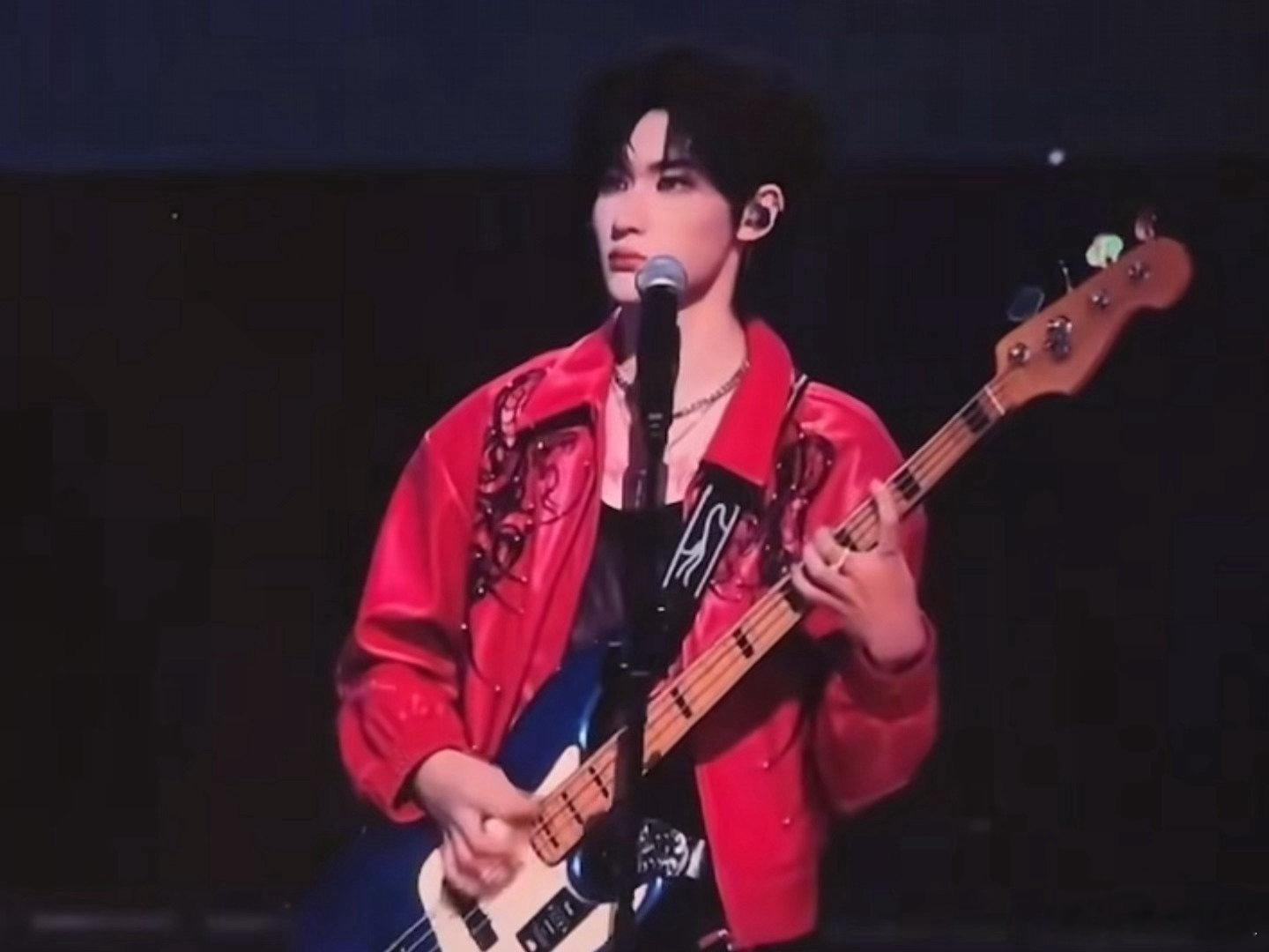 余宇涵戴了美瞳 和平时风格有小反差，戴了美瞳多了温柔氛围感，自我介绍干净利落，颜