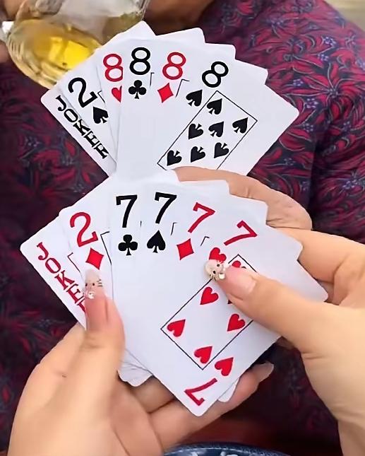 三带一就行了，三个7带一个2，就赢了。