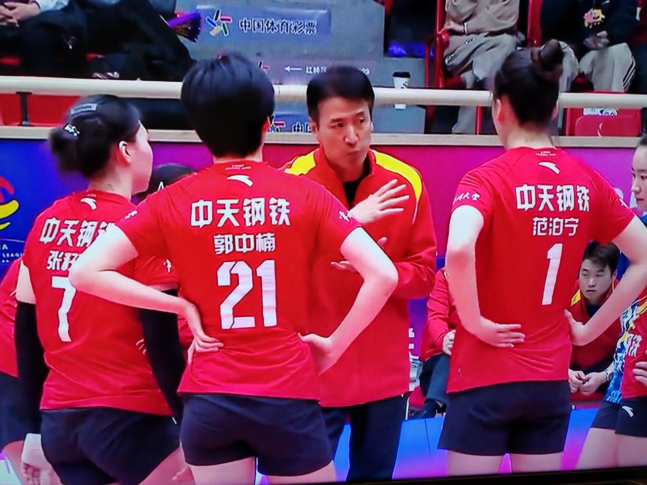 女排排超联赛半决赛，天津女排对阵江苏女排，第一局天津女排25：17胜利，第二局天