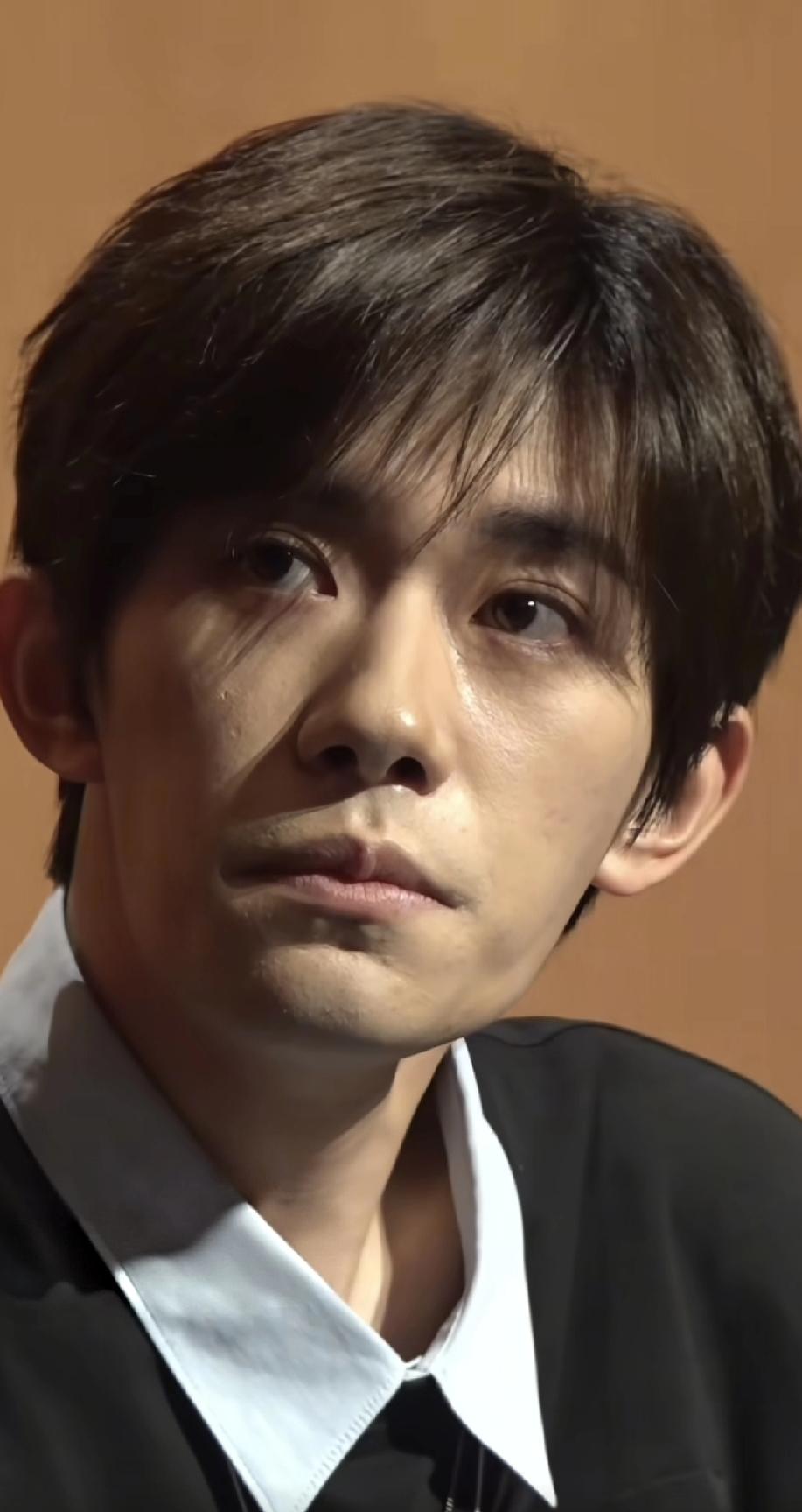 大家有没有感觉易烊千玺越来越不对劲了，他才20多岁，眼神里怎么一点年轻人的朝气都