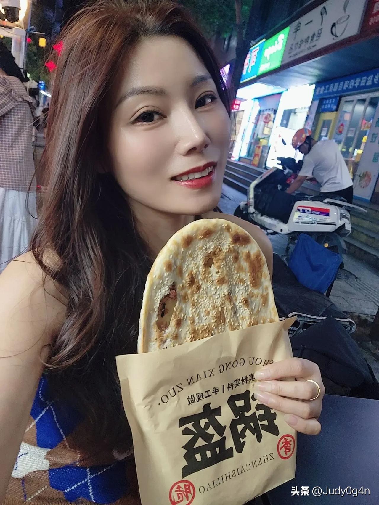 哈哈……我又来吃锅盔啦，羊肉烧麦搭配羊杂汤简直不要太美味啦，吃货一枚！接地气的小