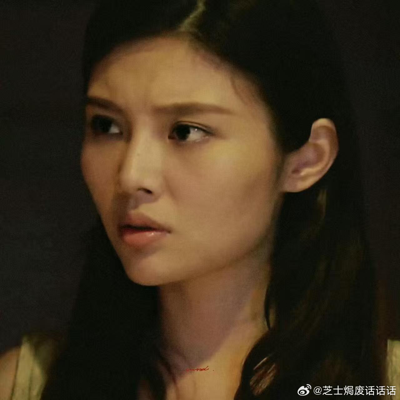 徐冬冬回应身材争议 不被单一审美绑架，徐冬冬大方展示真实体态，肉肉线条也可以很美