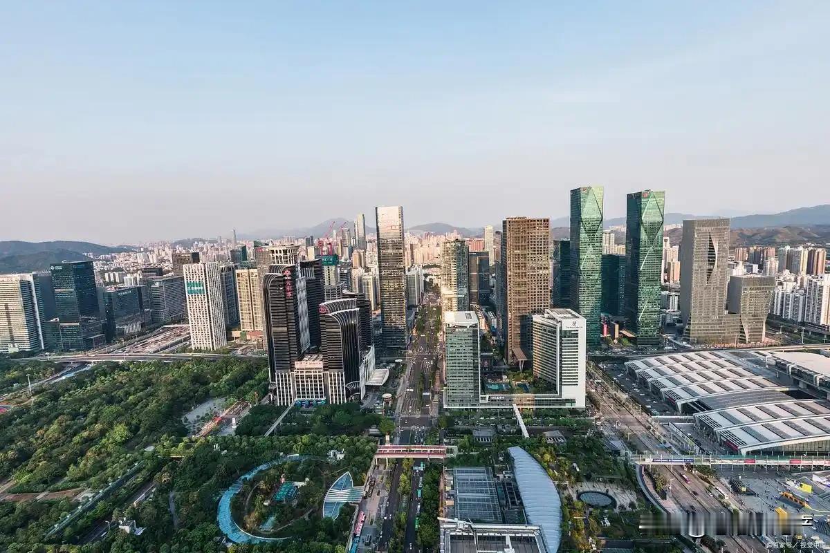最近楼市媒体又开始自嗨，标题一个比一个吸引眼球：
“深圳一楼盘临时开盘40分钟售