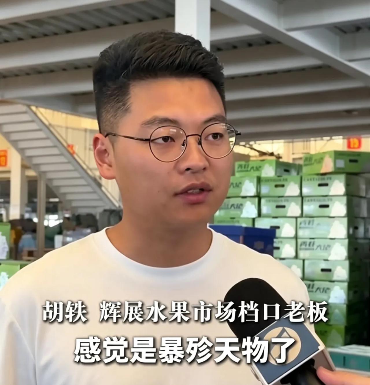 杨梅滞销眼看烂在树上，男子自掏腰包购入五千斤送人他图啥？
 看着满树成熟杨梅即将
