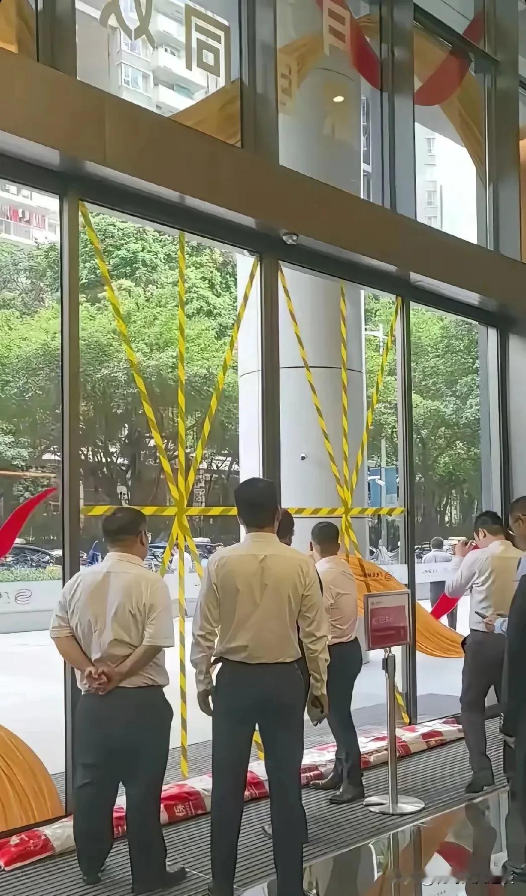 台风来临，这样用胶带粘，真的能防住台风吗？“桦加沙”已发展成今年全球最强台风，预