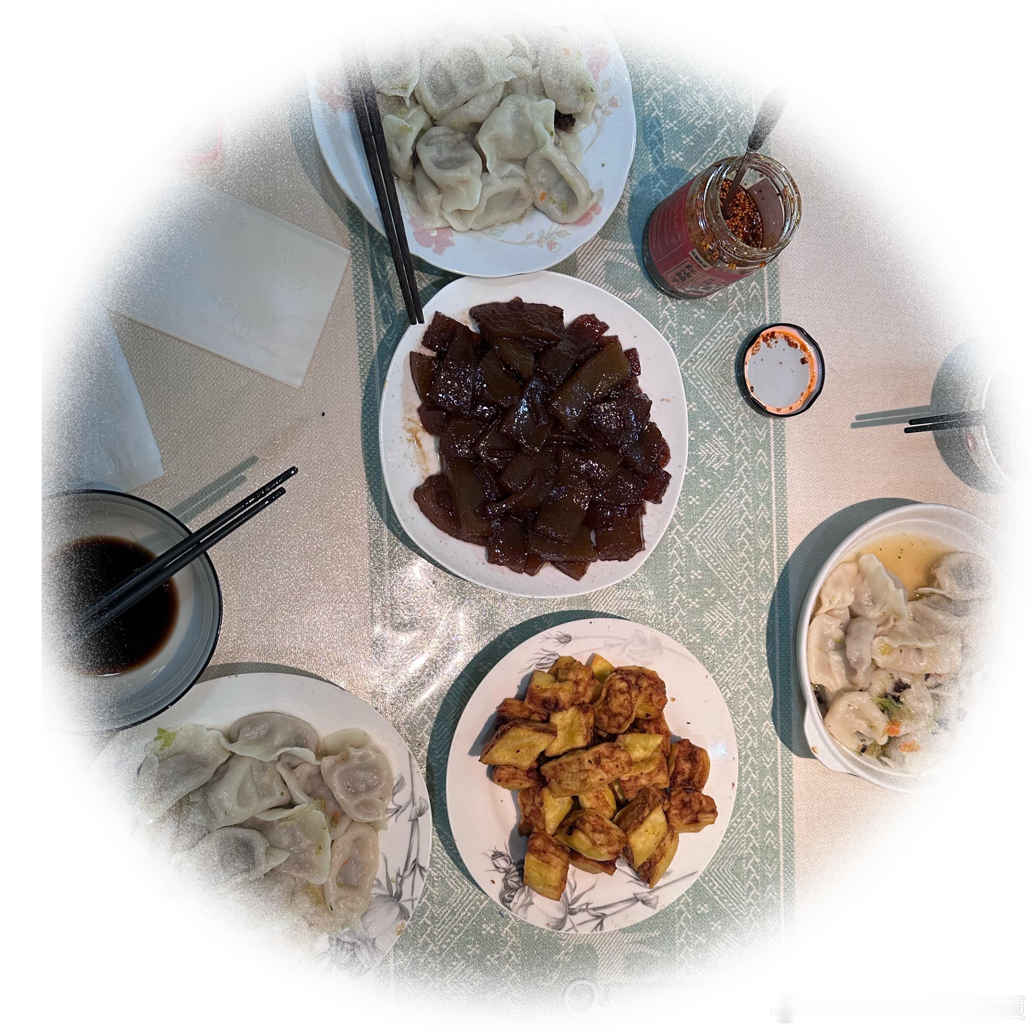 昨天和好友小聚，让我又得到了些净化。我俩是高中同学，她温柔单纯，成绩优异，毕业后