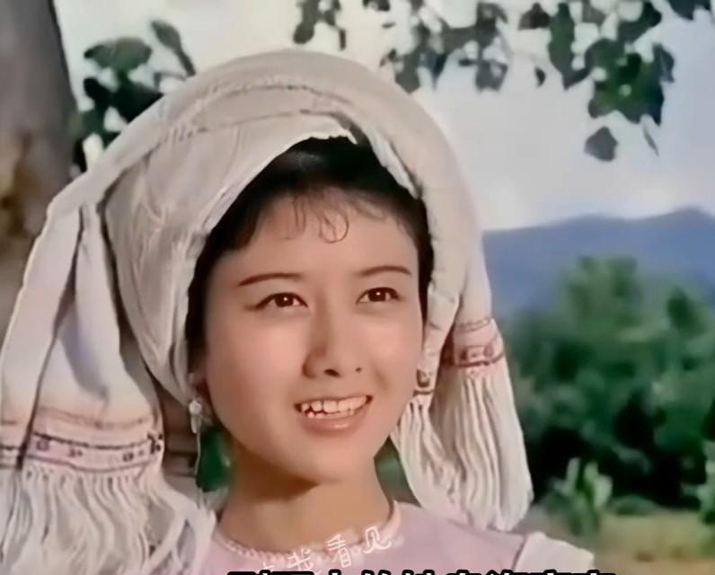 六十多岁的人，在台上演一只孔雀，你看着她的腰，脑子里只能蹦出四个字：违反常理。