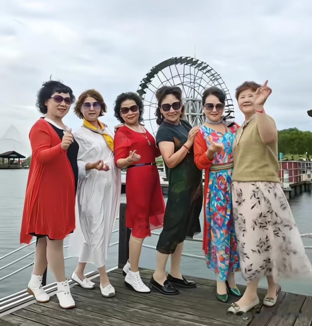 这6位大妈 有些是体制内退休的大妈，有些是郊区退休的，她们看上去都特别喜欢拍照，