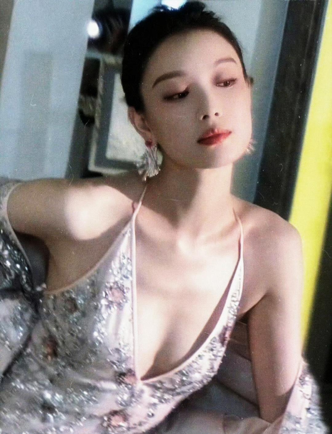 倪妮这穿衣风格越来越大胆了，穿着这么清凉是不是有点不太好，不过倪妮身材是真的好，