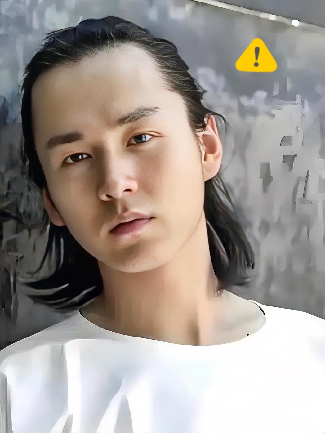 终于搞清楚了，
古二手里明明有王炸，
为什么一开始却打出对三？原因很简单，古二一