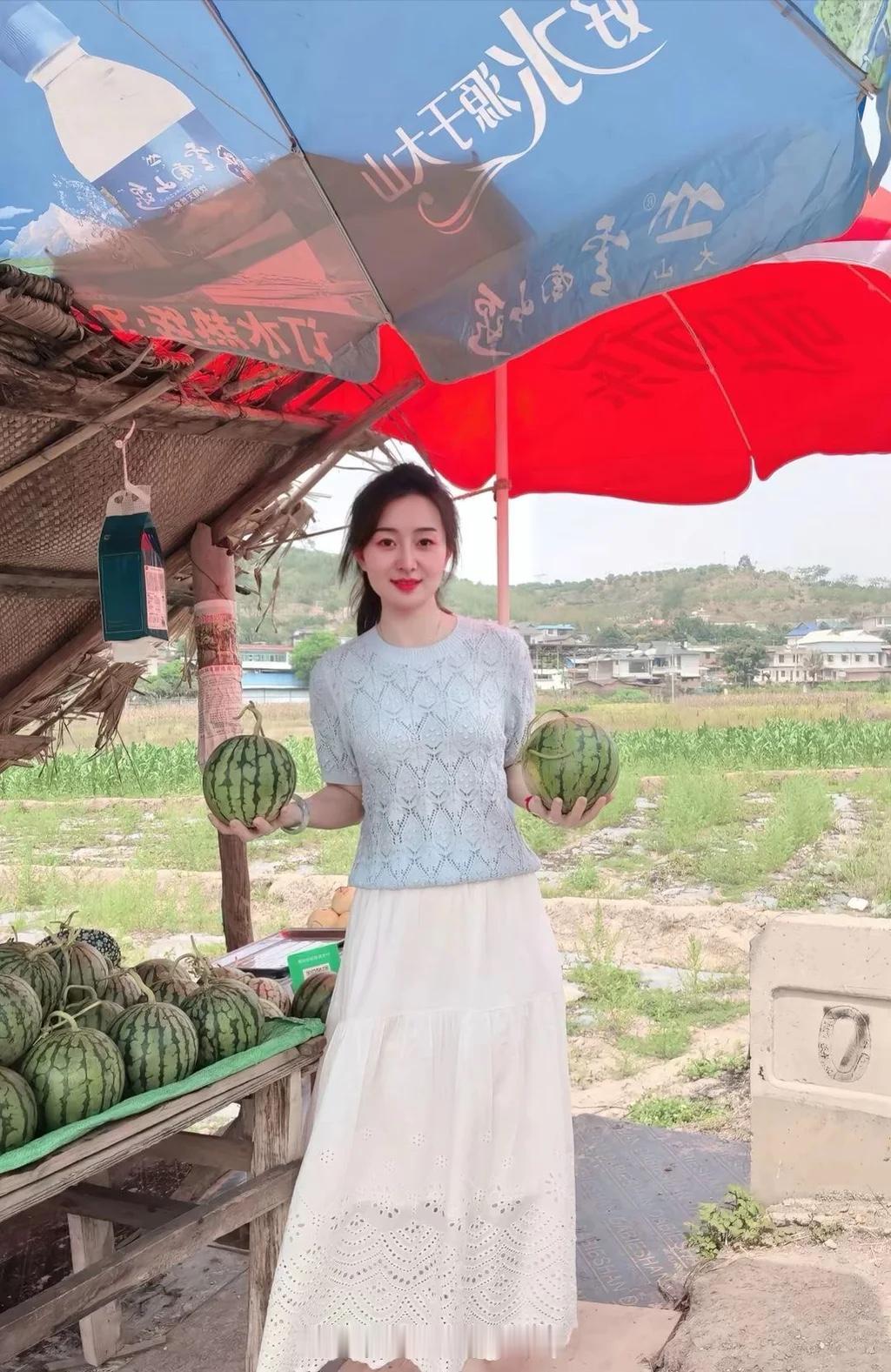 美女拿的两个西瓜，俗称小地雷