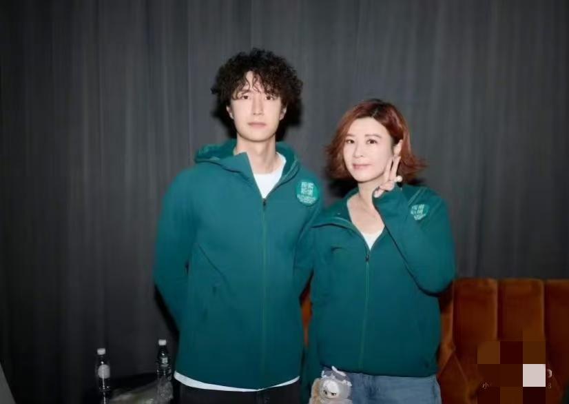 杜华是有点阳谋的；
全网都在铺天盖地的传王一博和乐华到期不会续约的时候，杜华来到