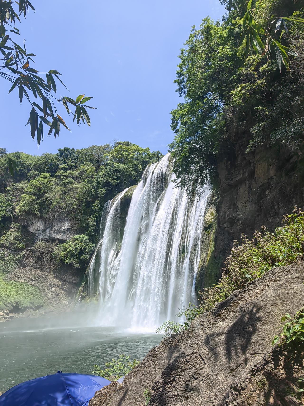 这便是传说中的黄果树瀑布，着实美轮美奂。亲临现场，更觉风景如画。常言道“天下风景