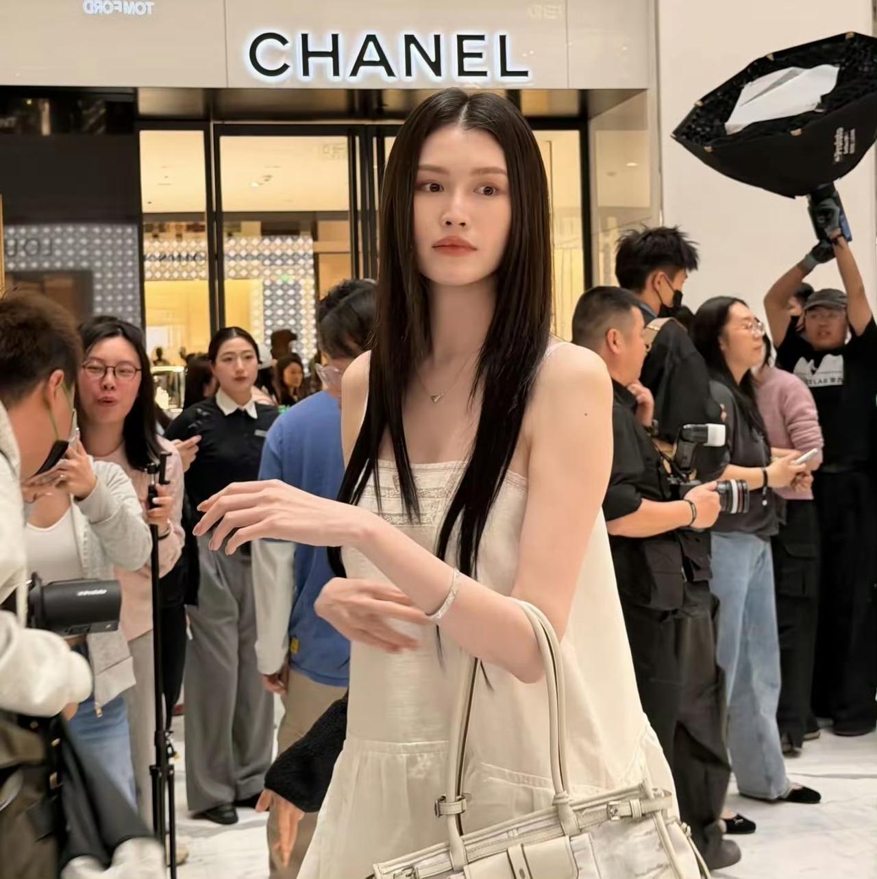 何穗亮相活动现场，肌肤如雪般莹润透亮，仿佛自带柔光滤镜，令人惊艳。产后状态更是恢