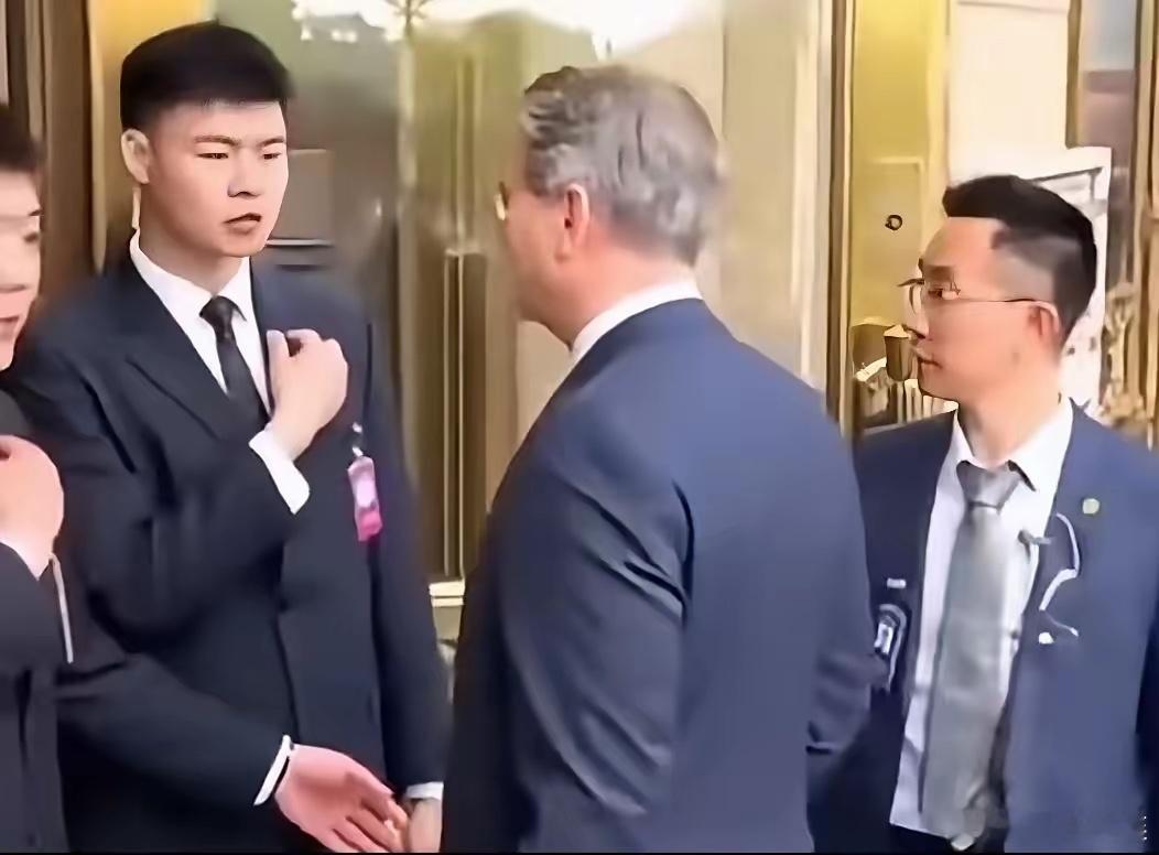 人民大会堂安保人员阻拦美方人员这一幕，给所有接待外国人的单位打了一个样！看视频，