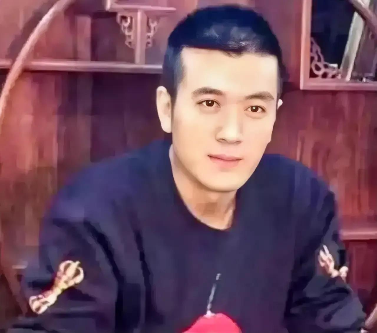 杨子和郝子铭长相一样，可连相了。无论杨子还是郝子铭都不丑，很帅气，外型来看，属于