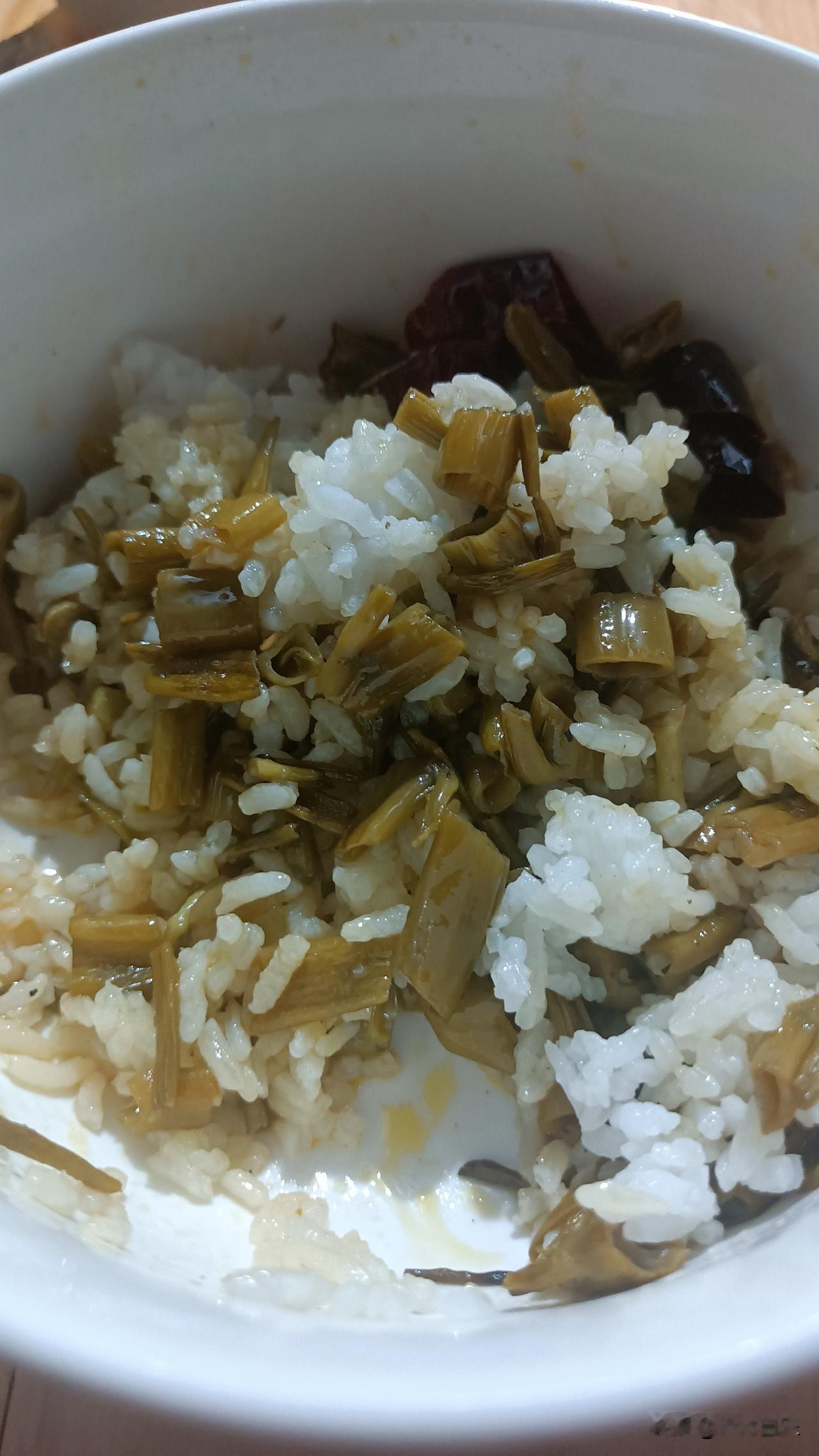 家常的味道
今天的晚饭就简简单单一碗拌饭，配菜是我自己亲手种出来的腌菜，混着几粒