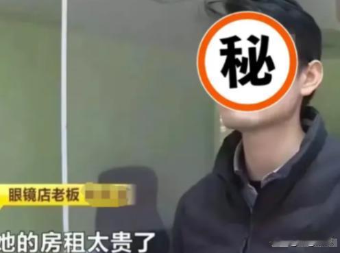 长沙街头，一家眼镜店门前，几张贴满“转让”字样的海报格外醒目。海报四周被密密麻麻