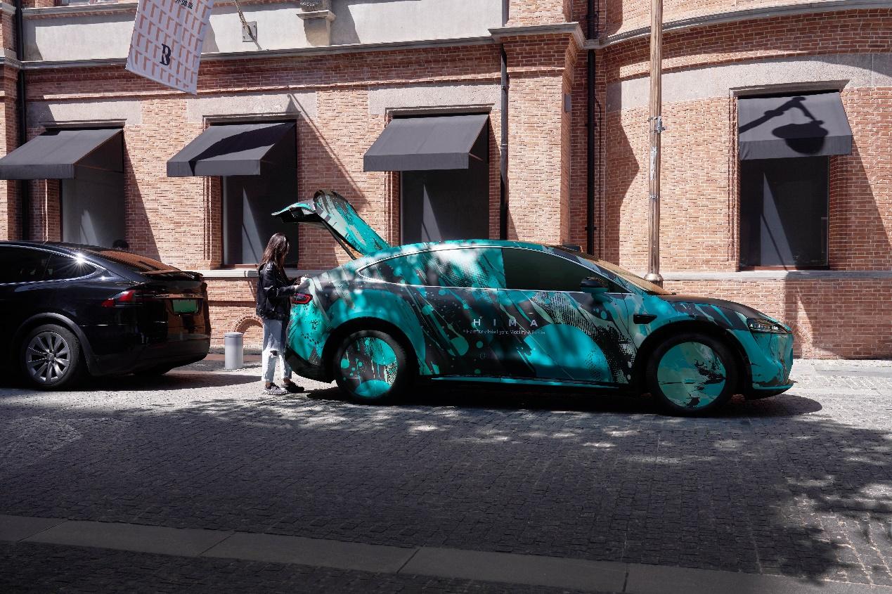 【华为全新车型谍照曝光】继享界S9在粤港澳车展期间开启预售后，鸿蒙智行又一款全新