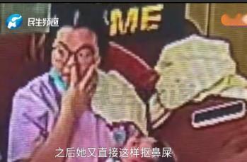人在无语的时候真会笑！郑州月子中心3万高端服务，监控拍到月嫂抠完鼻屎再塞回婴儿嘴