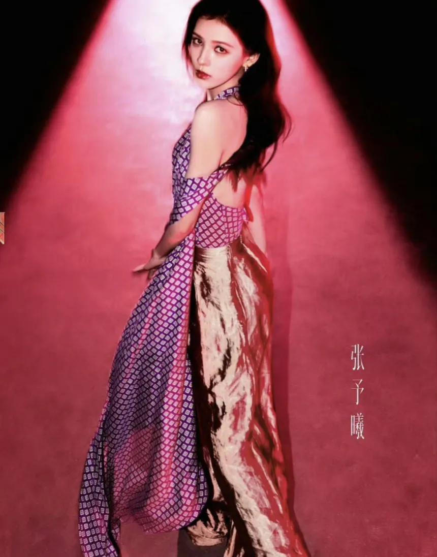 张予曦在机场被粉丝堵在了墙角，这可是公共场合啊，粉丝们这样做好么？张予曦这么美，