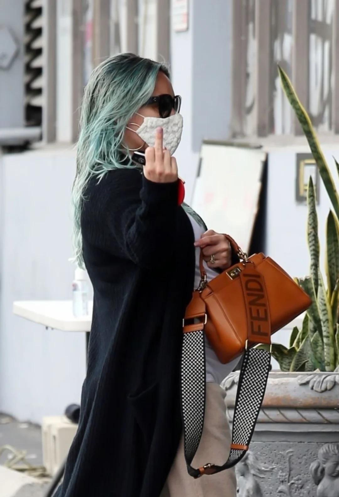 说老娘糊到锅底过气的仙人们
🦦😬🤭😜🥸😎
HilaryDuff hi