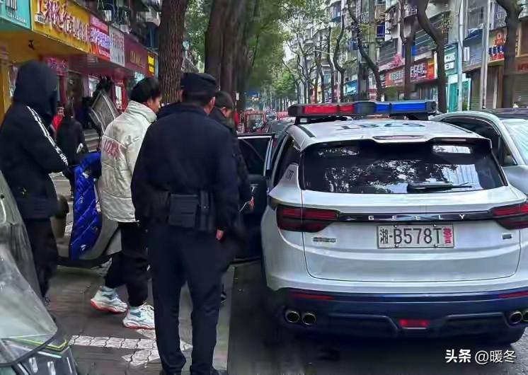 电话接通只有咳嗽声，接警员竟靠“按几下”救了6条命！这操作太绝了
 
刚刷到这事