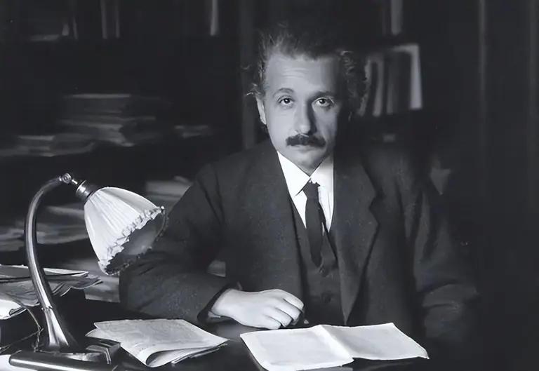 【阅读感想】最近重读沃尔特·艾萨克森的《爱因斯坦传》，有一点感想：爱因斯坦晚年根