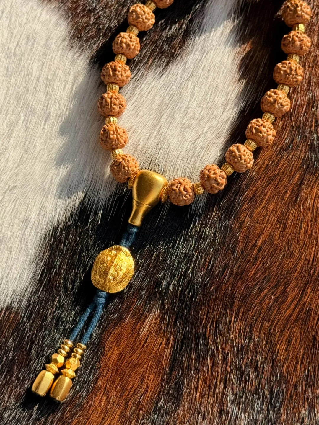 须弥藏妙理，鎏金缀菩提